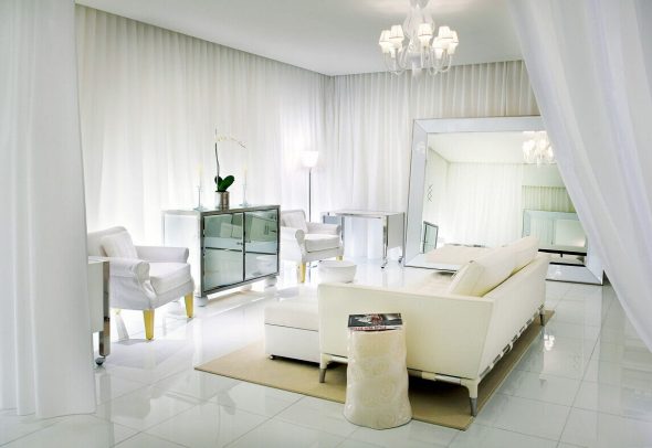 Интерьер квартиры с белой мебелью