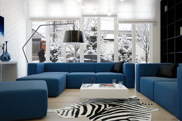 Синий диван в интерьере гостиной фото