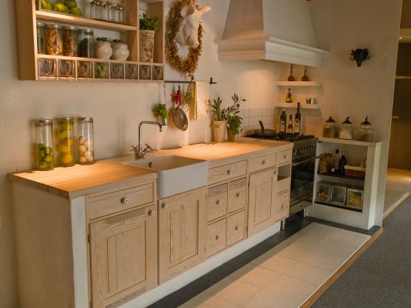 Кухни без верхних шкафов: как их применить в интерьере?