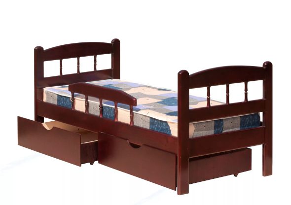 коричневая кровать с бортиками