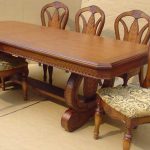деревянные столы и стулья