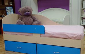 универсальная кровать с бортиками в детскую