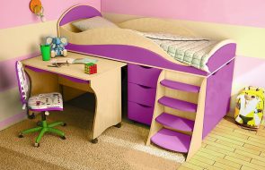 фиолетовая кровать с бортиком для детской