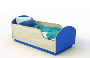 синяя кровать с бортиком для мальчика