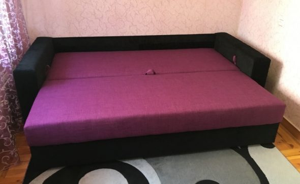 раскладной диван фиолетового цвета