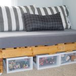 удобный диван из паллетов