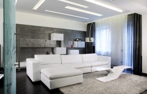 длинный белый диван в гостиной