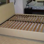 двухспальная кровать с ламелями