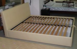 двухспальная кровать с ламелями