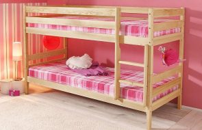 деревянная кровать в детской