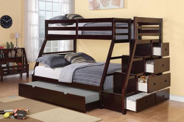 двухъярусная кровать для ребенка и родителей