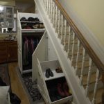 одежда и обувь под лестницей