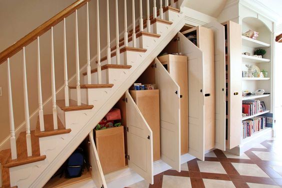 удобные шкафы под лестницей