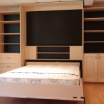 пример двуспальной кровати в шкафу