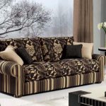 красивый диван с цветочным принтом