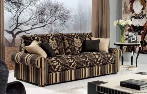 красивый диван с цветочным принтом