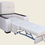 кресло-кровать белого цвета с подлокотниками