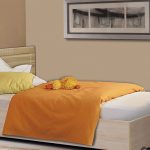 кровать с оранжевым одеялом