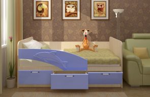 голубая кроватка с бортиком для мальчика