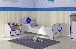 кровать с бортиками в морском стиле