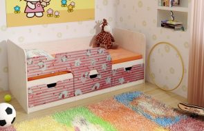 кровать с бортиком в детскую комнату