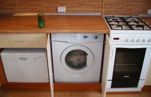 отличное место для стиральной машины на кухне
