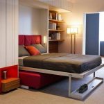 подъемная кровать с красным диваном