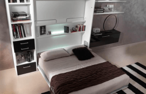 подъемная кровать в белом шкафу