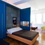 подъемная кровать в синем шкафу
