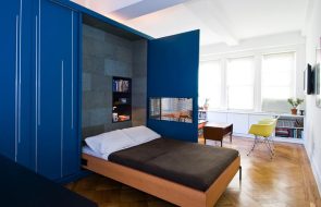 подъемная кровать в синем шкафу