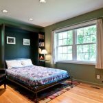 подъемная кровать в зеленой комнате