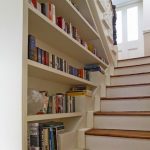 полки для книг под лестницей