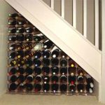 полки для хранения вина под лестницей
