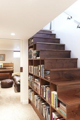 полки для книг под лестницей