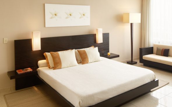 Как правильно поставить кровать в спальне относительно сторон света и двери по фен шуй