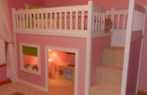 кровать и домик для игры в детской