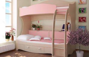 розовая кровать для двух девочек