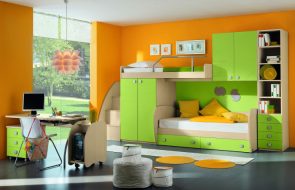 салатовая двухуровневая кровать в оранжевом интерьере
