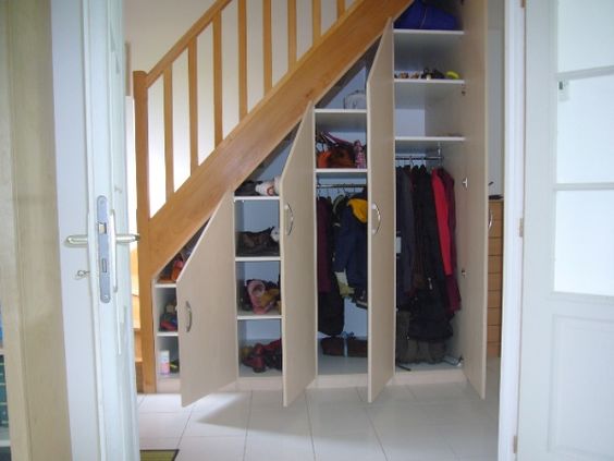 шкаф под лестницей с распашными дверцами