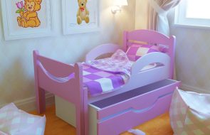 Стильная раздвижная кровать для девочки в интерьере