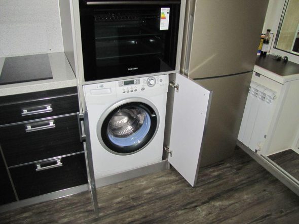 стиральная машина на кухне в шкафу