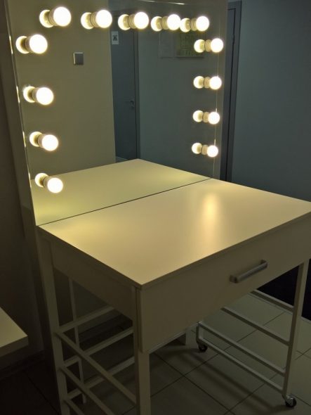 светлый гримерный столик с зеркалом