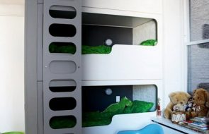трехъярусная кровать в детской с большими потолками