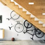 хранение велосипедов под лестницей