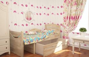 Вместительная деревянная детская раздвижная кровать