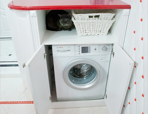 встроенная стиральная машина в шкафу
