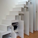 встроенные шкафчики под лестницей