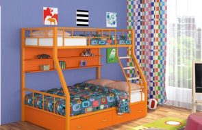 оранжевая кровать в два уровня