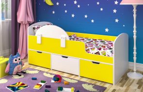 желтая детская кровать с бортиками