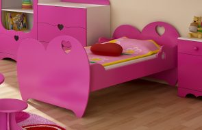 розовая кровать с бортиками